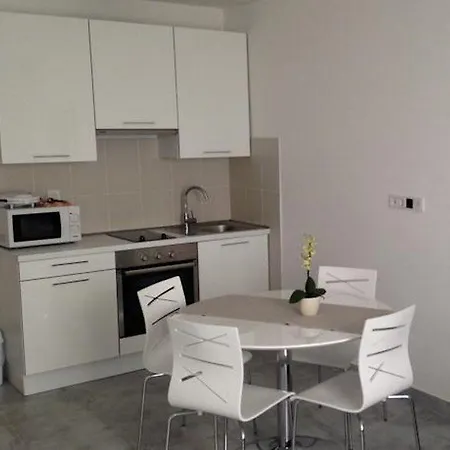 Guest house Apartments & Rooms Club Vala 4*